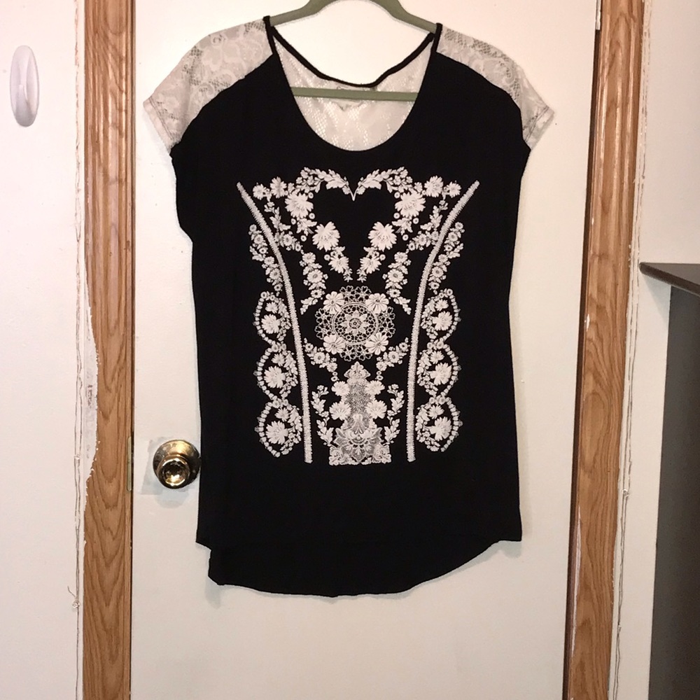 🔲Black◾️ & ⚪️White 🔳Shirt ⬛️w/ ⚪️Lace!🖤